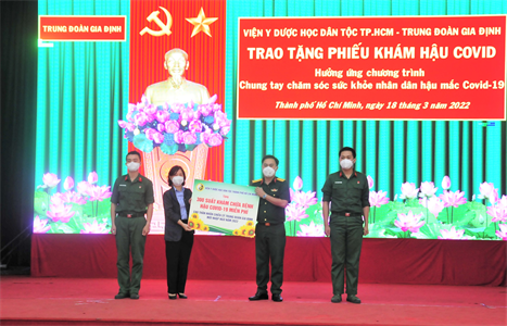 Trung đoàn Gia Định tặng phiếu khám sức khỏe cho thân nhân chiến sĩ mới bị nhiễm Covid-19