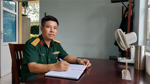 Trung tá Nguyễn Đức Bút trả lại tài sản cho người đánh mất