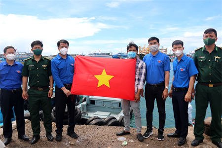 Trao tặng 200 lá cờ Tổ quốc cho ngư dân đảo Phú Quý