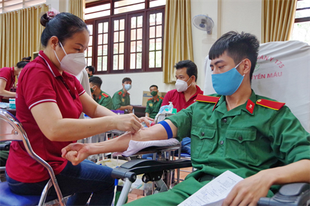 Sẻ chia những giọt máu hồng