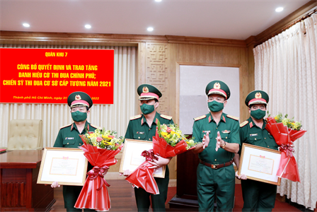 Công bố quyết định tặng Cờ thi đua của Chính phủ và danh hiệu chiến sĩ thi đua cơ sở cấp tướng cho Quân khu 7