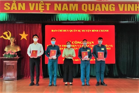 Ban CHQS huyện Bình Chánh trao quyết định công nhận hoàn thành nghĩa vụ dân quân thường trực