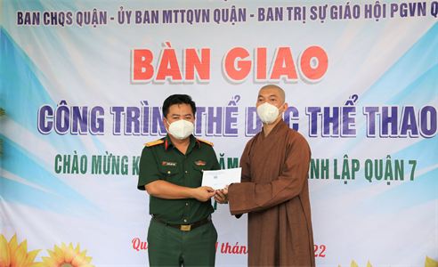 Ban CHQS Quận 7 bàn giao công trình thể dục thể thao tặng cơ sở tôn giáo