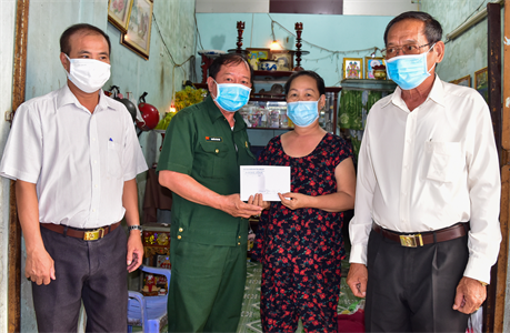 Hội CCB tỉnh Long An thăm, tặng quà hội viên tử vong do dịch Covid-19