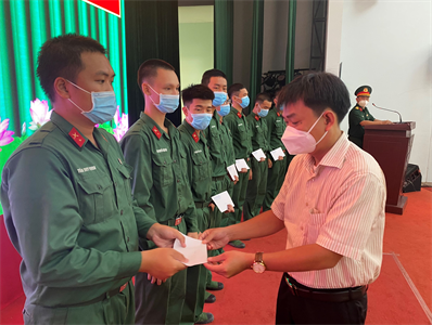 Lãnh đạo Quận 1 thăm, động viên chiến sĩ mới nhập ngũ tại Trung đoàn Gia Định