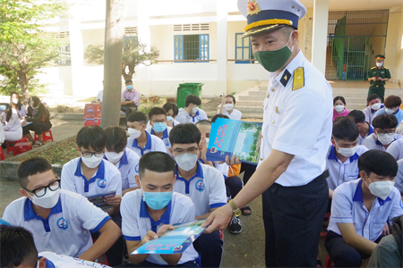Hơn 1000 học sinh nghe tuyên truyền về biển, đảo