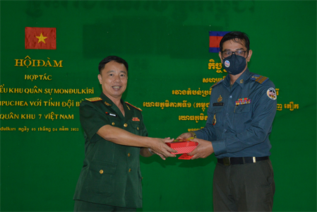 Bộ CHQS tỉnh Bình Phước và Tiểu khu Quân sự tỉnh Munđunkiri trao đổi tình hình, phối hợp hoạt động