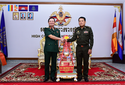 Trung tướng Trần Hoài Trung thăm, chúc Tết Chol Chnam Thmay tại Campuchia