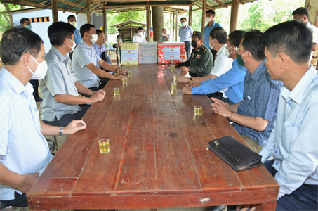 Thiếu tướng Nguyễn Trường Thắng, Tư lệnh Quân khu 7 thăm, chúc tết Tiểu khu quân sự tỉnh Kampong Thom và thăm Đội K72 đang làm nhiệm vụ tại Vương quốc Campuchia