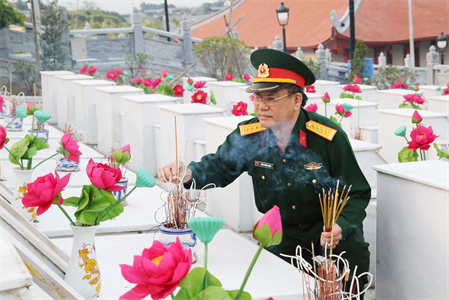 Tổng công ty Thái Sơn dâng hoa, dâng hương tại Nghĩa trang liệt sĩ quốc gia Vị Xuyên