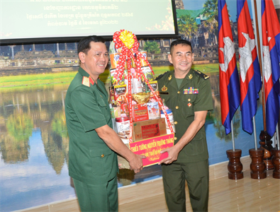 Thiếu tướng Nguyễn Trường Thắng chúc tết các đơn vị Quân đội Hoàng gia Campuchia