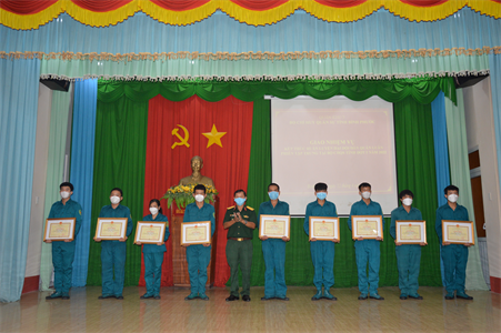 Tỉnh Bình Phước bế giảng khóa huấn luyện Đại đội dân quân thường trực luân phiên