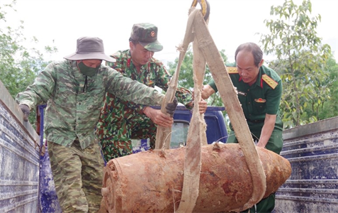 Bộ CHQS tỉnh Đồng Nai tiêu hủy bom, đạn còn sót lại sau chiến tranh