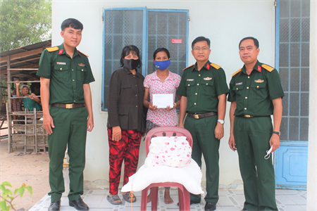 Trung đoàn 174 thăm, động viên gia đình chiến sĩ mới là người dân tộc thiểu số