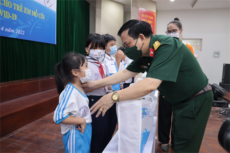 Bộ Tổng tham mưu tặng sổ tiết kiệm và đồ dùng học tập cho trẻ em mồ côi do Covid-19