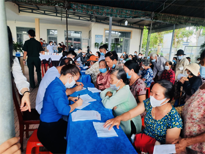 Khám bệnh, cấp thuốc và tặng quà 300 hộ nghèo tại xã Bông Trang, huyện Xuyên Mộc