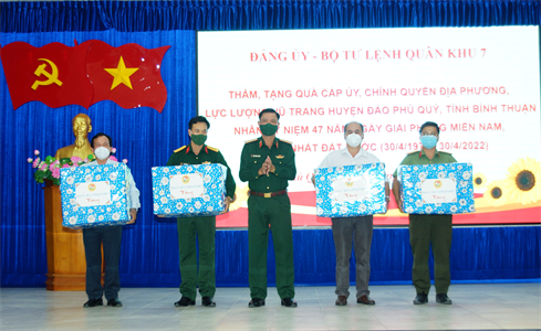 Bộ Tư lệnh Quân khu 7 thăm, tặng quà huyện đảo Phú Quý