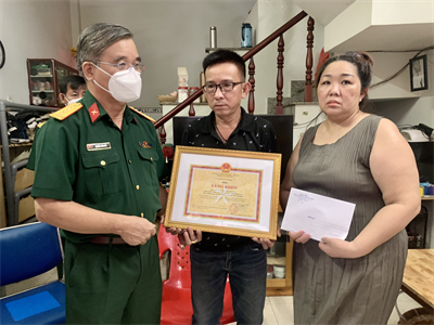 Truy tặng bằng khen cho chiến sĩ dân quân hi sinh khi làm nhiệm vụ