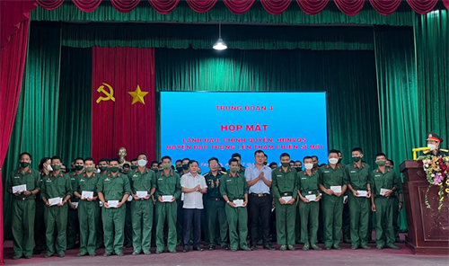 Huyện Đức Trọng thăm, tặng quà, động viên chiến sĩ mới tại Trung đoàn 4, Sư đoàn 5