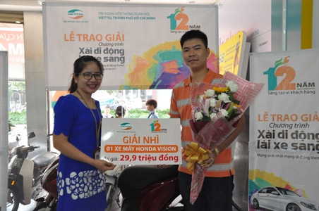 Khách hàng trúng thưởng chương trình “Xài di động, Lái xe sang” của Viettel