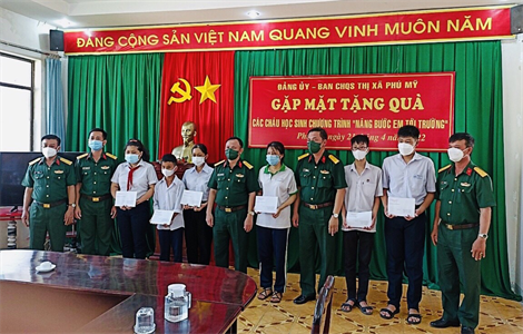 6 học sinh nhận tiền hỗ trợ “Nâng bước em tới trường”