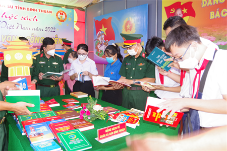 Bộ CHQS tỉnh Bình Thuận tham gia triển lãm và giới thiệu sách
