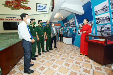 Ý nghĩa, xúc động triển lãm “Sức mạnh quân dân”