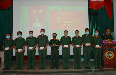 Huyện Bến Cầu thăm chiến sĩ mới tại Trung đoàn 174