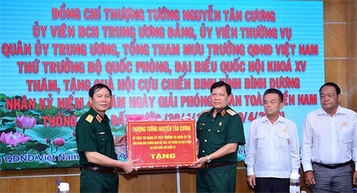 Thượng tướng Nguyễn Tân Cương gặp mặt, tặng quà cựu chiến binh tỉnh Bình Dương