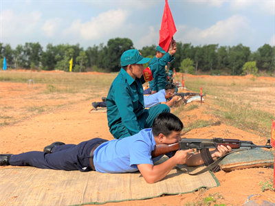 LLVT Quận 7 bắn đạn thật trong hội thao quốc phòng