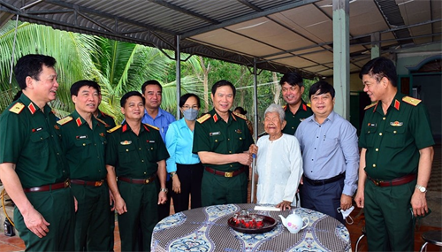 Thượng tướng Nguyễn Tân Cương thăm, tặng quà gia đình chính sách tại huyện Dầu Tiếng, Bình Dương