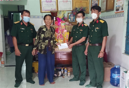 Ban CHQS thành phố Phan Thiết thăm, tặng quà Mẹ Việt Nam Anh hùng và thương binh