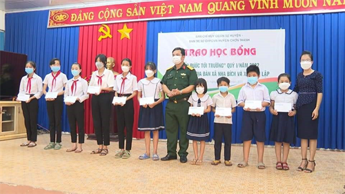 20 học sinh nhận học bổng “Tiếp bước tới trường”