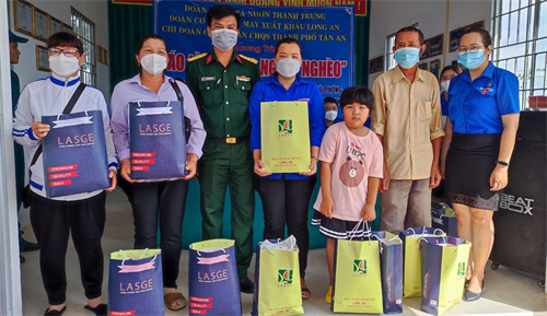 Thành phố Tân An trao quà, nhu yếu phẩm cho người có hoàn cảnh khó khăn