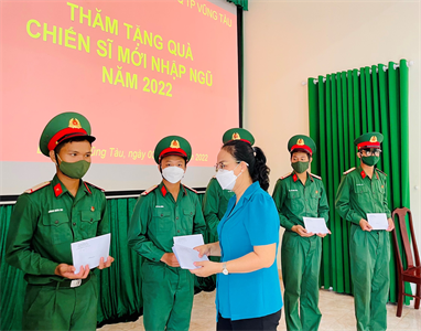 Lãnh đạo thành phố Vũng Tàu thăm, tặng quà chiến sĩ mới nhập ngũ năm 2022