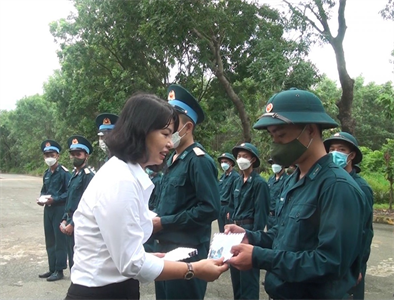 Lãnh đạo huyện Đức Hòa, tỉnh Long An thăm chiến sĩ mới năm 2022