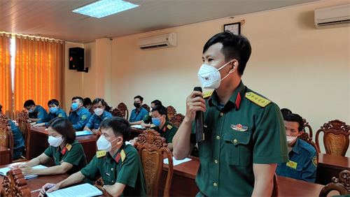 Thủ trưởng Bộ Tư lệnh TPHCM đối thoại dân chủ với cán bộ, chiến sĩ LLVT quận Tân Phú
