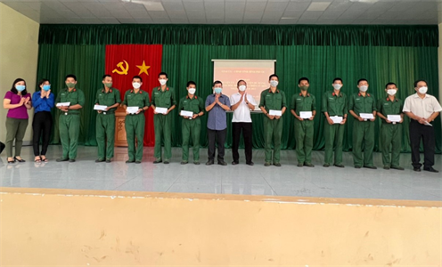 Lãnh đạo huyện Bù Đăng thăm hỏi các chiến sĩ mới nhập ngũ năm 2022