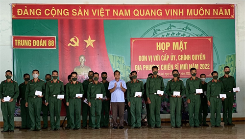 Huyện ủy Di Linh thăm chiến sĩ mới tại Trung đoàn 88