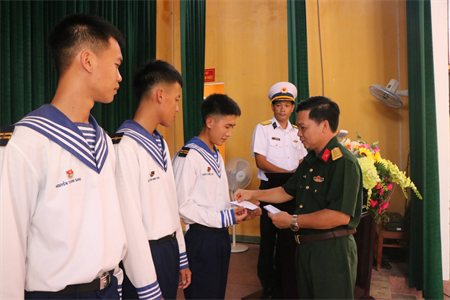 Thăm hỏi sức khỏe, động viên chiến sĩ quê Bình Dương làm nhiệm vụ tại thành phố Cam Ranh, tỉnh Khánh Hòa