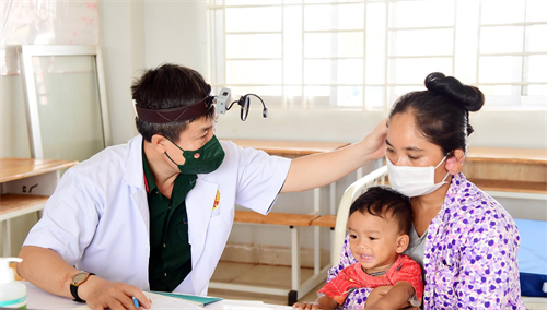 Khám bệnh, cấp thuốc cho nhân dân Campuchia