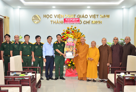 Bộ Tư lệnh Quân khu 7 thăm, chúc mừng Đại lễ Phật đản năm 2022