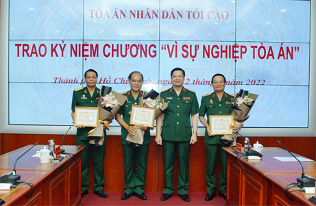 Trao tặng Kỷ niệm chương “Vì sự nghiệp Tòa án”