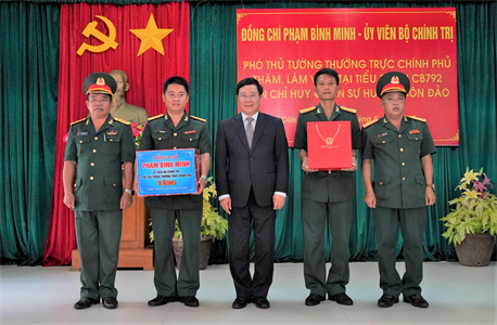 Phó Thủ tướng Thường trực Chính phủ Phạm Bình Minh thăm, tặng quà Tiểu đoàn Công binh 792