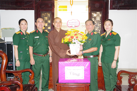 Sư đoàn 317 thăm các cơ sở Phật giáo nhân Đại lễ Phật đản 2022