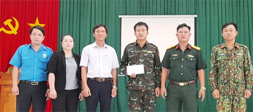 Lãnh đạo huyện Đồng Phú thăm chiến sĩ mới tại Tiểu đoàn 208