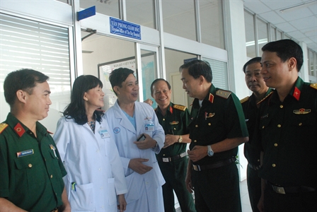 Bộ tư lệnh Quân khu thăm các bệnh viện nhân ngày 27.2