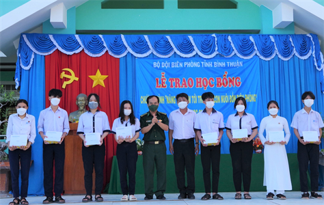 Độ đội Biên phòng tỉnh Bình Thuận trao học bổng “Nâng bước em tới trường”