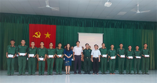 Huyện Chơn Thành thăm, động viên chiến sĩ mới