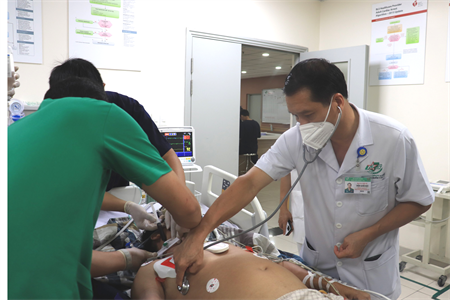 Bệnh viện Quân y 175 đưa bệnh nhân từ Trường Sa về đất liền điều trị